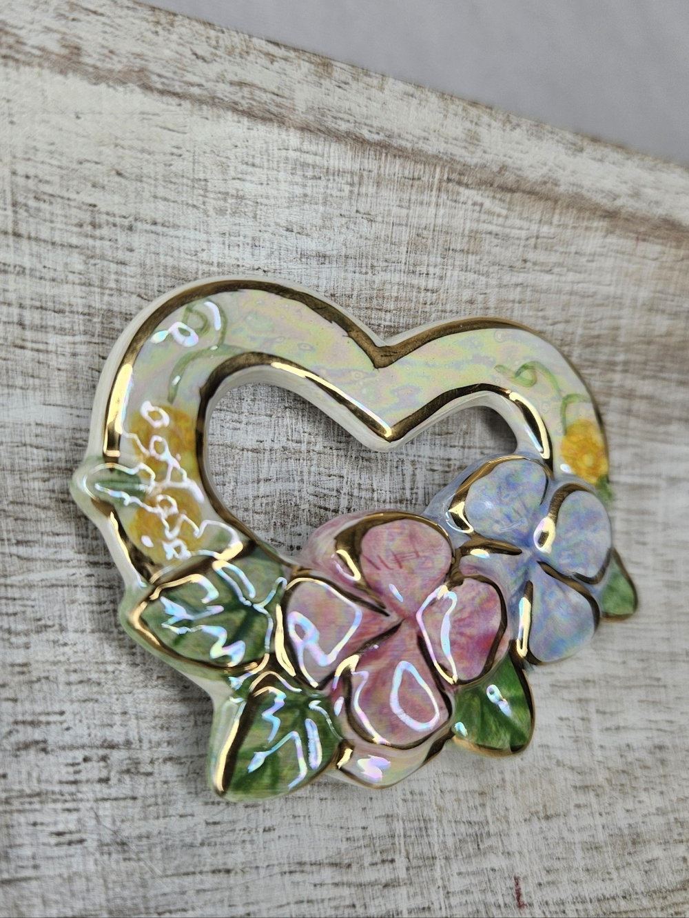 Vintage Iridescent Ceramic Floral Heart Brooch – Hand-Painted Excellent Cond. - Picture 4 of 8